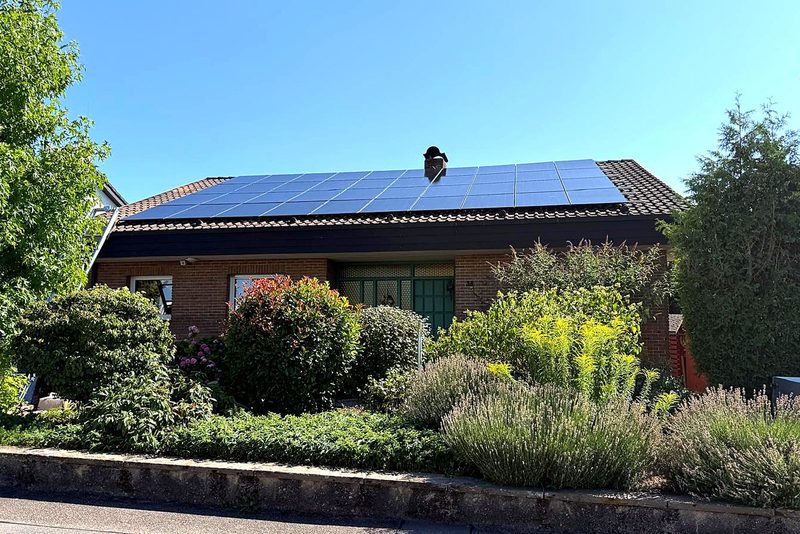 Wohnhaus mit Schr&auml;gdach mit Photovoltaikanlage im Raum Heilbronn