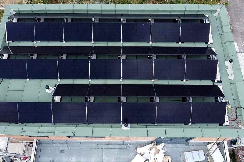 Flachdach mit aufgest&auml;nderten Modulen mit Photovoltaikanlage im Raum Heilbronn