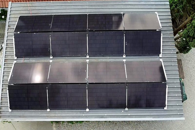 Flachdach mit aufgest&auml;nderten Modulen mit Photovoltaikanlage im Raum Heilbronn