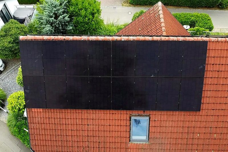 Wohnhaus mit Schr&auml;gdach mit Photovoltaikanlage im Raum Heilbronn