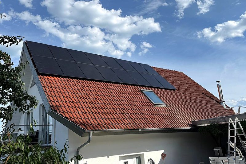 Photovoltaikanlage: Wohnhaus mit Ziegeldach
