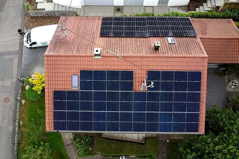 Photovoltaikanlage: Wohnhaus, zwei Dachfl&auml;chen