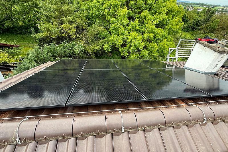 Flachdach mit aufgest&auml;nderten Modulen mit Photovoltaikanlage im Raum Heilbronn
