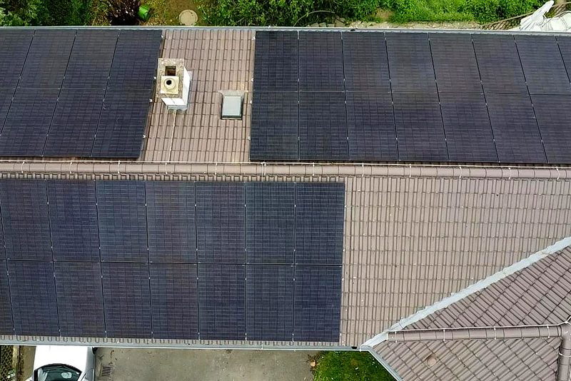 Wohnhaus mit Schr&auml;gdach mit Photovoltaikanlage im Raum Heilbronn