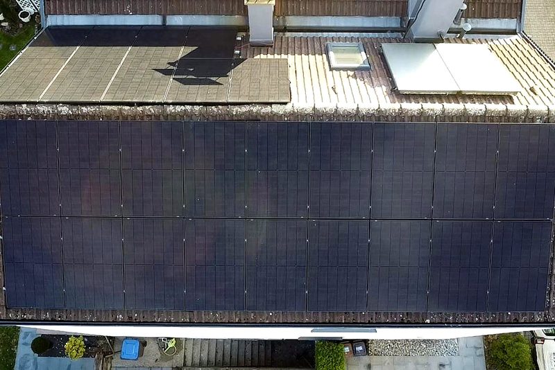 Flachdach mit aufgest&auml;nderten Modulen mit Photovoltaikanlage im Raum Heilbronn