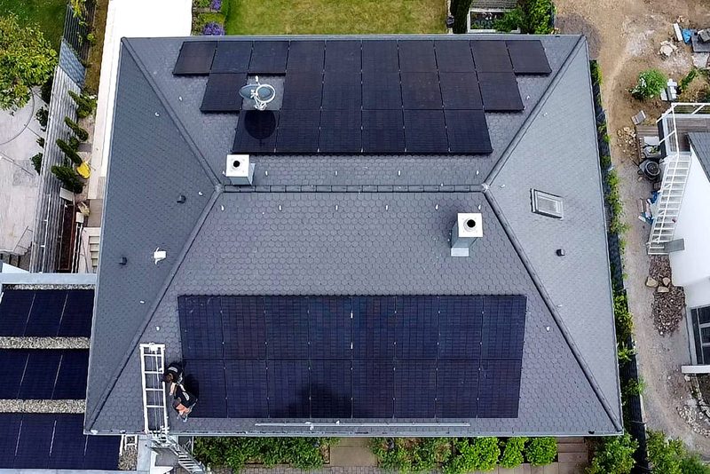 Photovoltaikanlage: Neubau, dunkles Dach