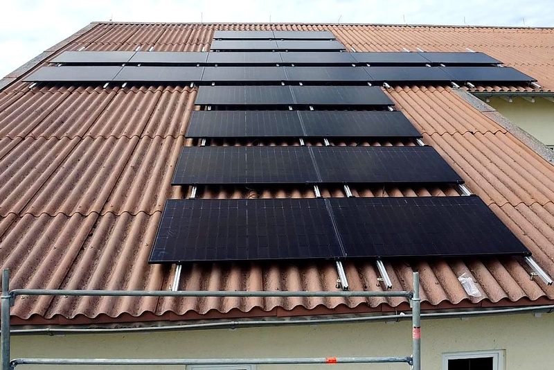 Wohnhaus mit Schr&auml;gdach mit Photovoltaikanlage im Raum Heilbronn