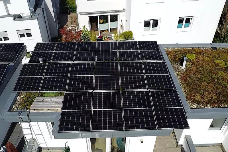 Photovoltaikanlage: Flachdach mit Gr&uuml;ndach