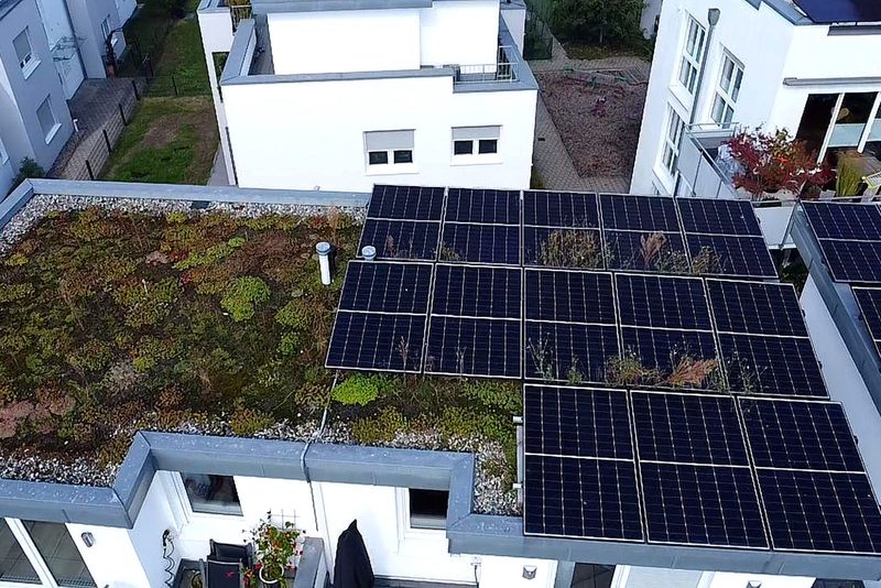 Flachdach mit aufgest&auml;nderten Modulen mit Photovoltaikanlage im Raum Heilbronn