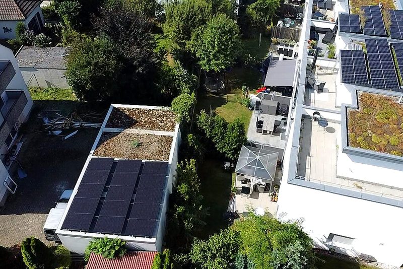 Flachdach mit aufgest&auml;nderten Modulen mit Photovoltaikanlage im Raum Heilbronn