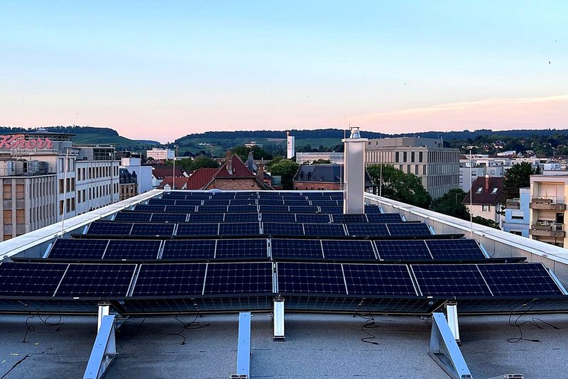 Flachdach mit aufgest&auml;nderten Modulen mit Photovoltaikanlage im Raum Heilbronn