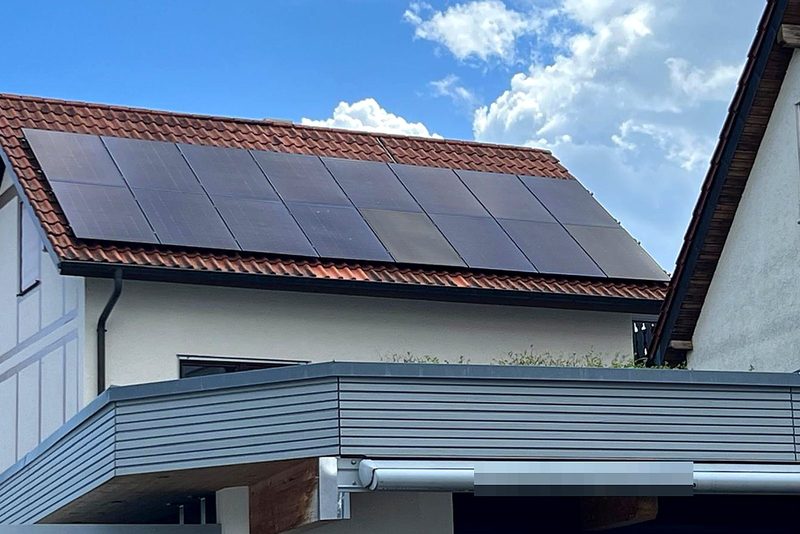 Wohnhaus mit Schr&auml;gdach mit Photovoltaikanlage im Raum Heilbronn