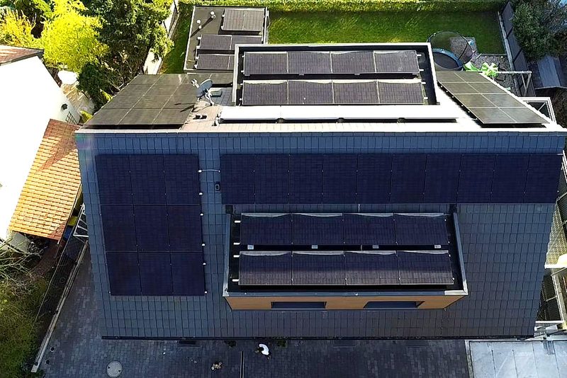 Flachdach mit aufgest&auml;nderten Modulen mit Photovoltaikanlage im Raum Heilbronn