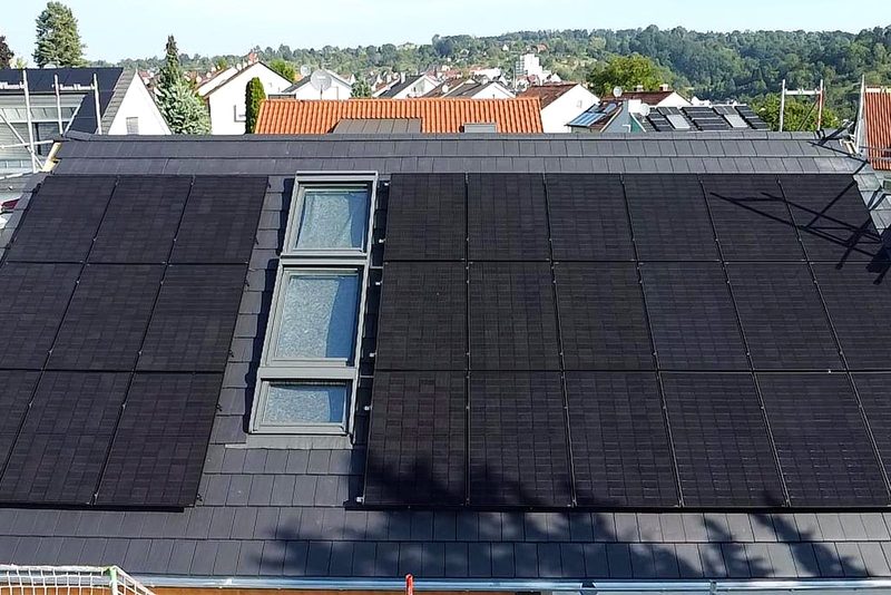 Wohnhaus mit Schr&auml;gdach mit Photovoltaikanlage im Raum Heilbronn