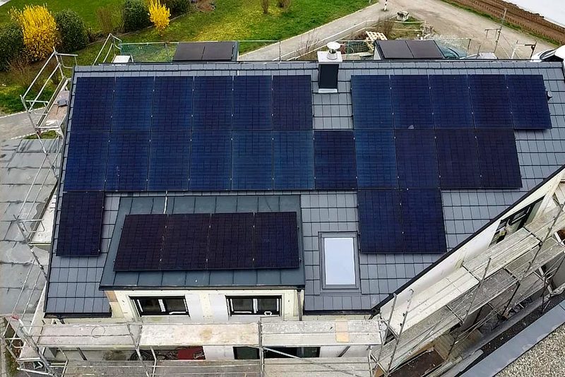 Flachdach mit aufgest&auml;nderten Modulen mit Photovoltaikanlage im Raum Heilbronn