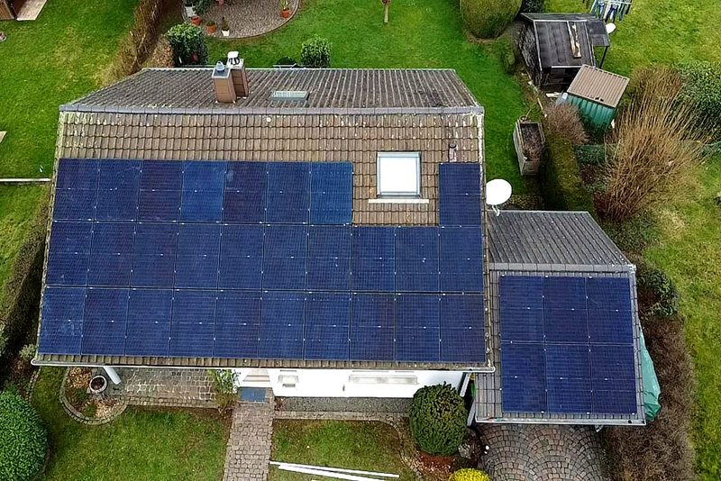 Wohnhaus mit Schr&auml;gdach mit Photovoltaikanlage im Raum Heilbronn