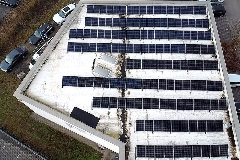 Flachdach mit aufgest&auml;nderten Modulen mit Photovoltaikanlage im Raum Heilbronn