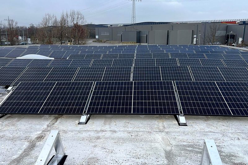 Flachdach mit aufgest&auml;nderten Modulen mit Photovoltaikanlage im Raum Heilbronn