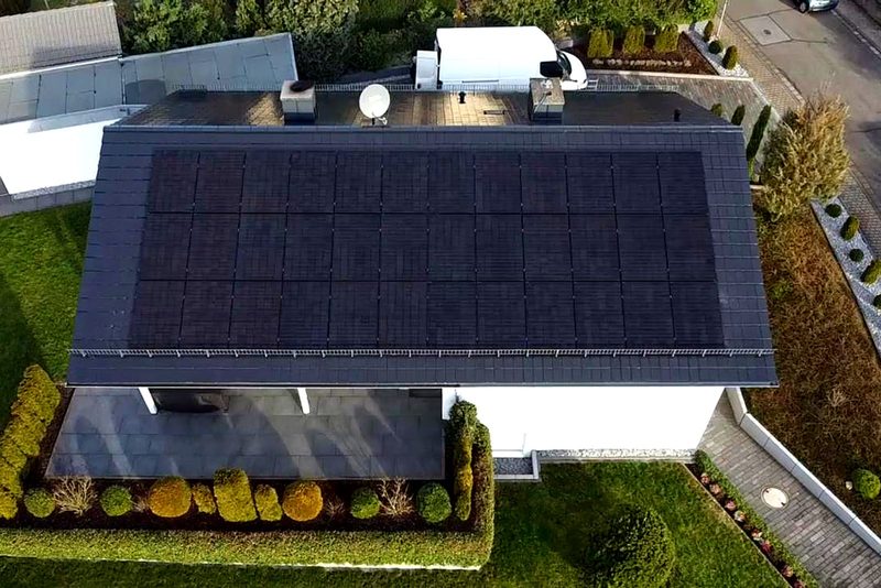Flachdach mit aufgest&auml;nderten Modulen mit Photovoltaikanlage im Raum Heilbronn