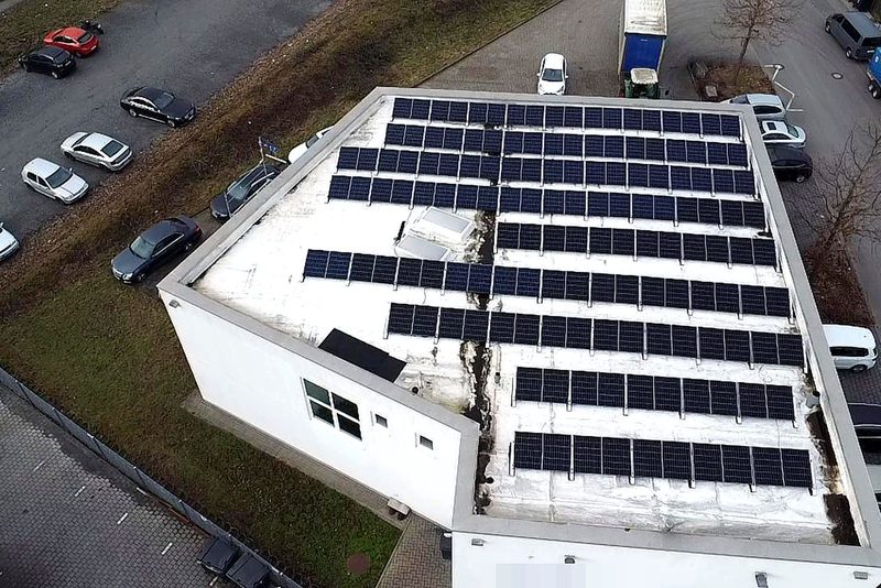 Flachdach mit aufgest&auml;nderten Modulen mit Photovoltaikanlage im Raum Heilbronn