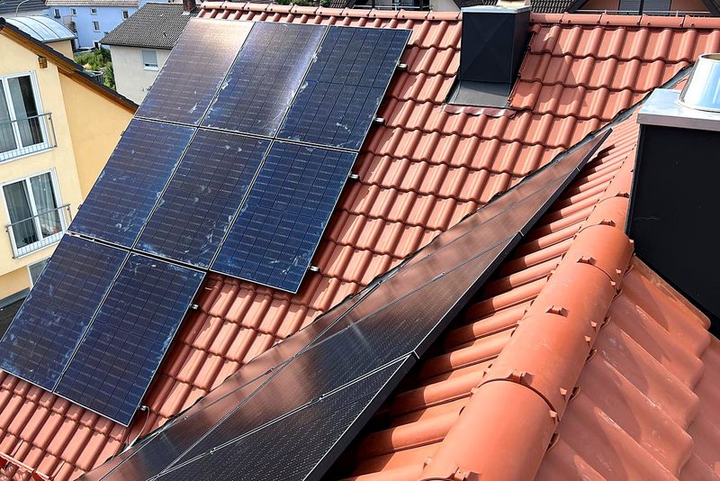 Wohnhaus mit Schr&auml;gdach mit Photovoltaikanlage im Raum Heilbronn