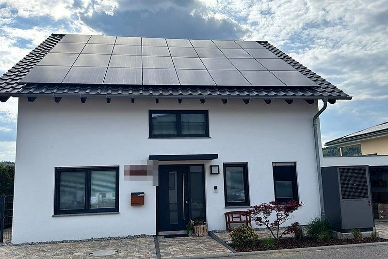 Wohnhaus mit Schr&auml;gdach mit Photovoltaikanlage im Raum Heilbronn