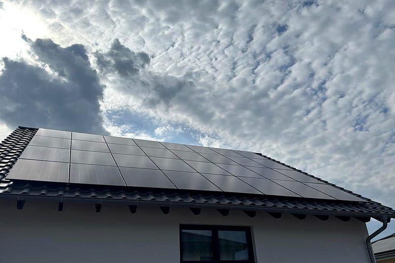 Wohnhaus mit Schr&auml;gdach mit Photovoltaikanlage im Raum Heilbronn