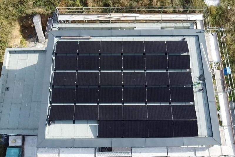 Neubau mit Flachdach, Module in Reihen aufgest&auml;ndert