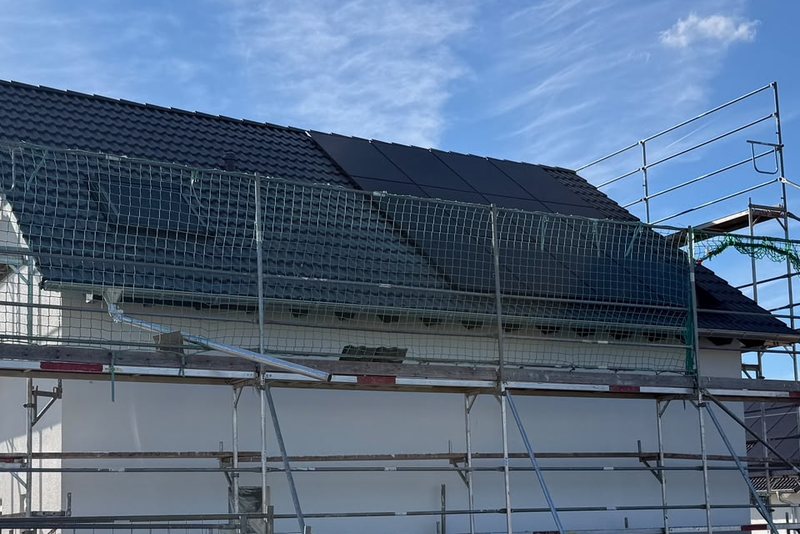 Neubau mit Satteldach, erste Reihe Solarmodule montiert