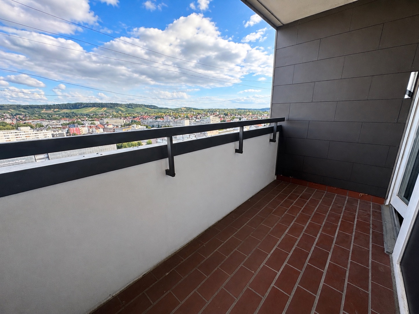 Balkon mit Panoramablick &uuml;ber Heilbronn und die Weinberge