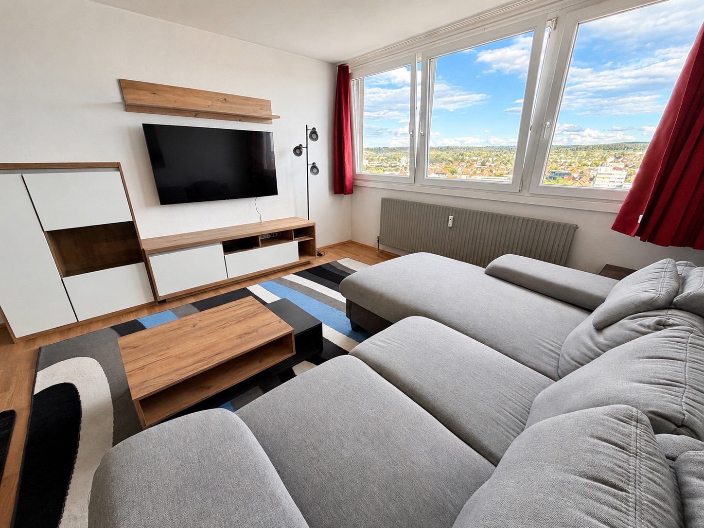 Wohnzimmer mit Ecksofa und Ausblick